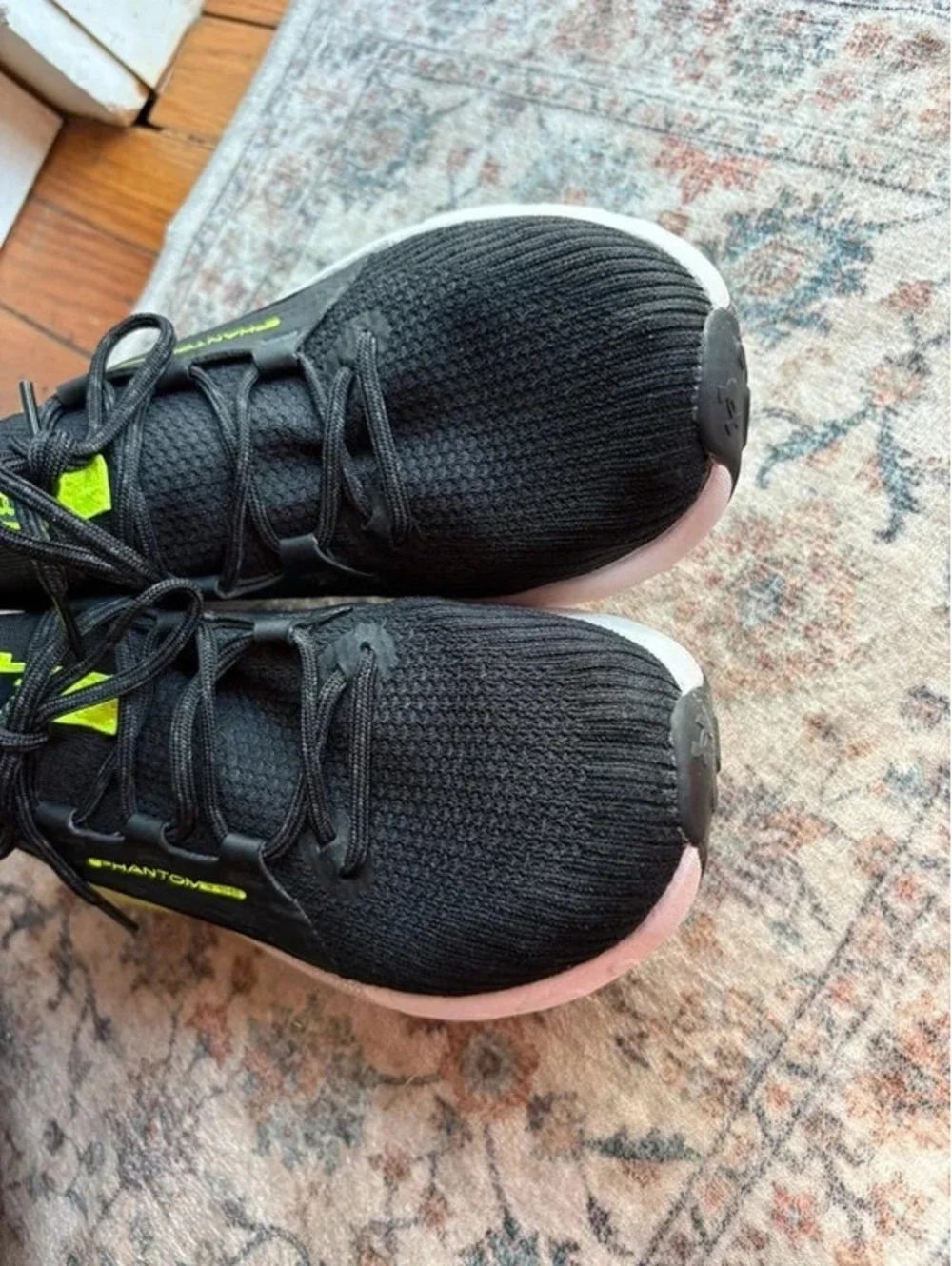 Mens size 10 Black and Neon Yellow Under Armour Phantom Sneakers